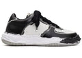 Maison Mihara Yasuhiro Wayne OG Sohle bedrucktes Leder Low Schwarz Weiß