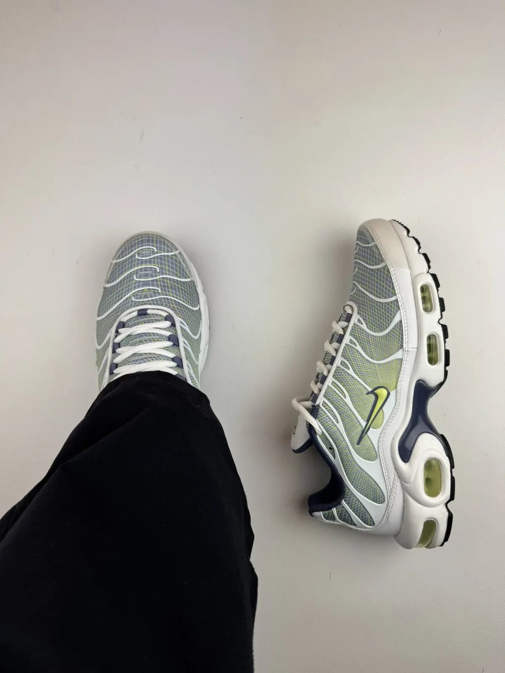 Nike Air Max Plus Pebble Grey Lime